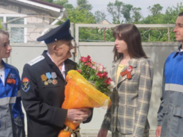 Молодые специалисты Ставропольского УПХГ поздравляют ветерана Владимира Михайловича Свинцова