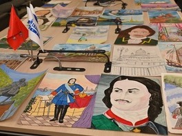 Сюжеты рисунков, выполненных в технике гуаши и акварели, посвящены Петру I и его эпохе